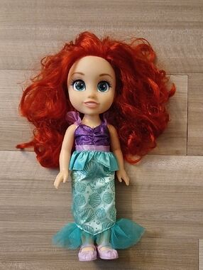 Disney Red-Haired Mermaid Doll in Purple Top & Teal Skirt Aerial Flaw (J)